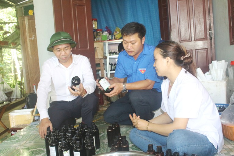 Tham quan mô hình sản xuất tinh dầu thảo dược của chị Trần Thị Quỳnh Giao, ở khu phố 7, thị trấn Gio Linh